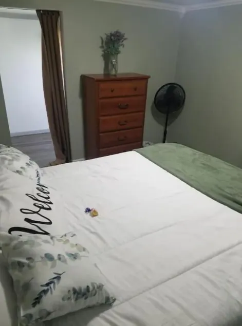 1 bedroom sleeps 4 in town with a country feel. - Image 1
