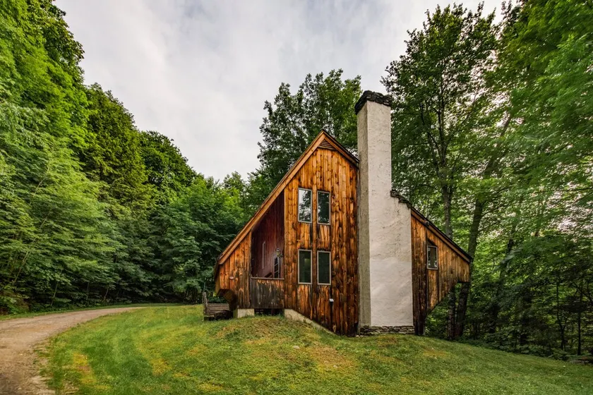 \"The Crooked House\" with A/C and sauna on private wooded lot near Killington - Image 1