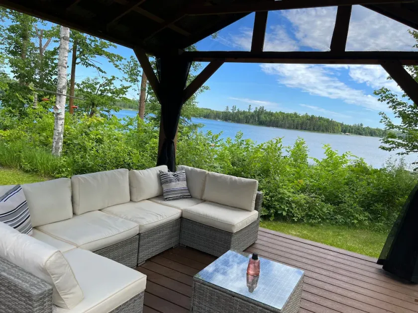Vackra Log Cabin med sandstrand.  Sjön är känd för sin stora fiske! - Image 1