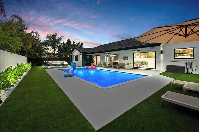 NEW Villa Paradise Lux Gem Pool Game Room - Image 1
