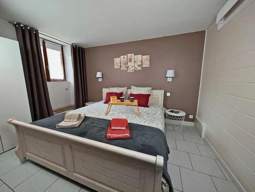 Settle into the Rimbach and let the charm of Alsace work its magic. After a day exploring the Wine Route, relax in a luxurious king-size bed. Modern comfort, total tranquility. You're home. ✨ - Image 1