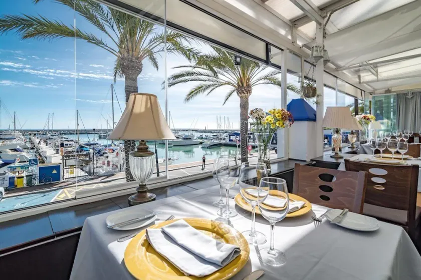 Cp - Modern Beachside Apartment In Estepona - Image 1