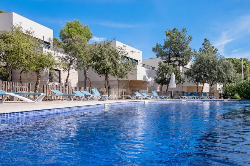 AM-4 Maison moderne avec piscine communautaire - Image 1