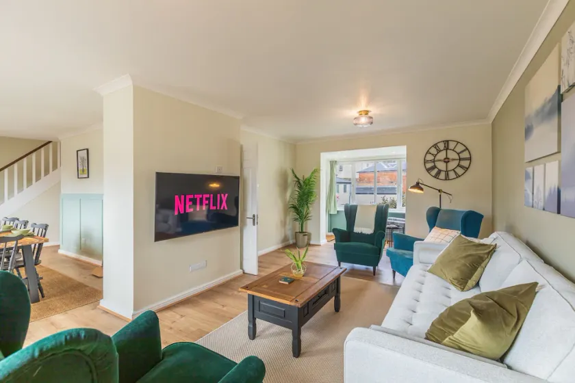4 Bed City House with Private Garden and Parking - Image 1