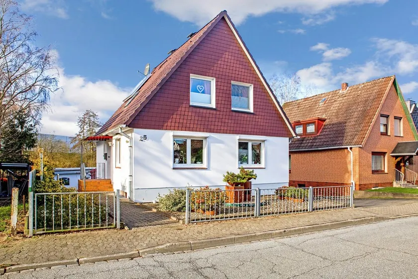 Cosy Apartment Itzehoe with Terrace, Garden & Wi-Fi; Parking Available - Image 1
