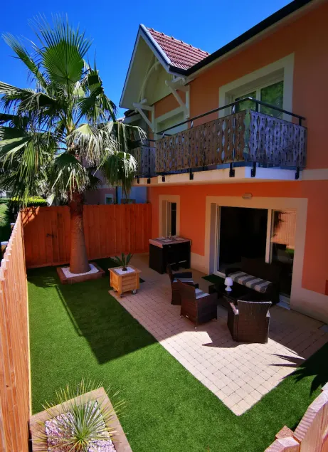 ARCACHON Spacious apartment with terrace / balconies & private covered parking - Image 1