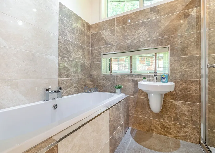 Spacious and luxurious lodge. - Image 1