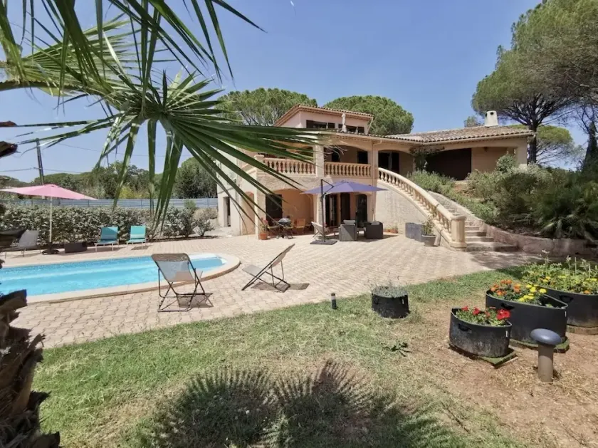 Villa with pool north of the Gulf of Saint-Tropez - Image 1