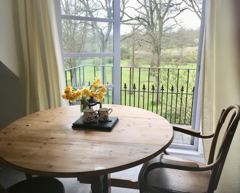 Self Contained stay, close to town & country, ample parking, beautiful grounds. - Image 1