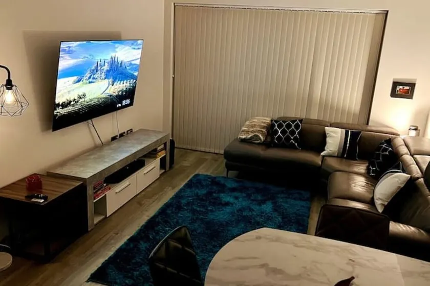 Luxury Top Floor Apartment in London - Image 1