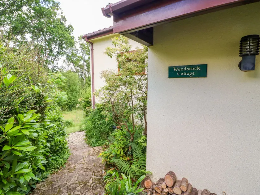 WOODSTOCK COTTAGE, pet friendly, with open fire in Chardstock, Devon - Image 1
