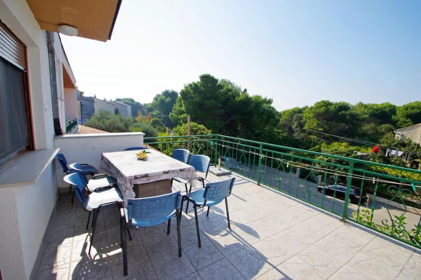 Spacious holiday apartment only 200m from the beach - Image 1