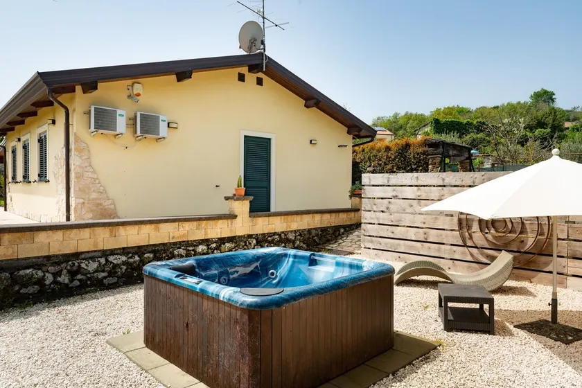 Holiday Home with Wi-Fi, Air Conditioning, Garden and Jacuzzi - Image 1