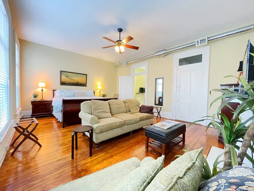 Charming & Inviting Apartment in Historic Downtown Paris, Ky. - Image 1