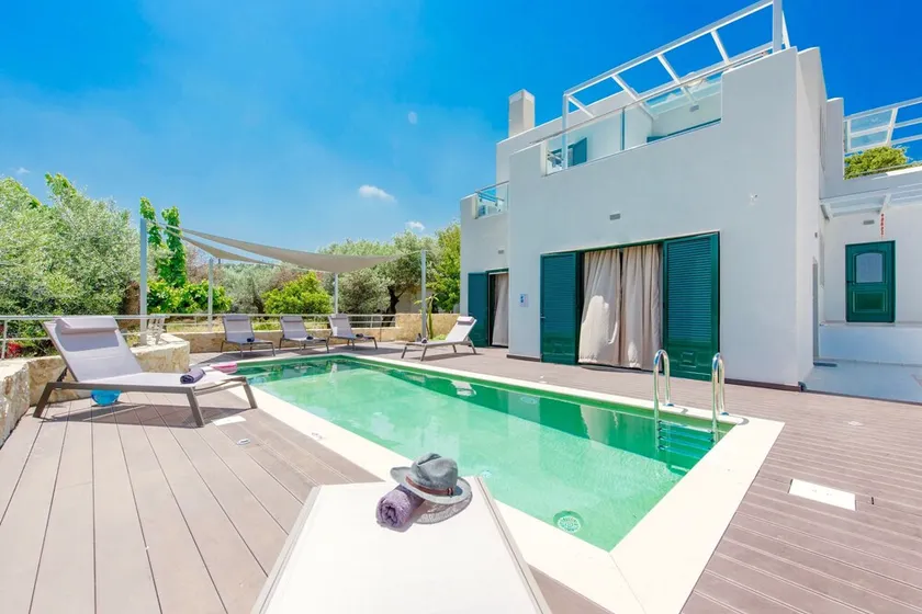 Modern, stylish villa with 3 bedrooms, private pool and air-conditioning - Image 1