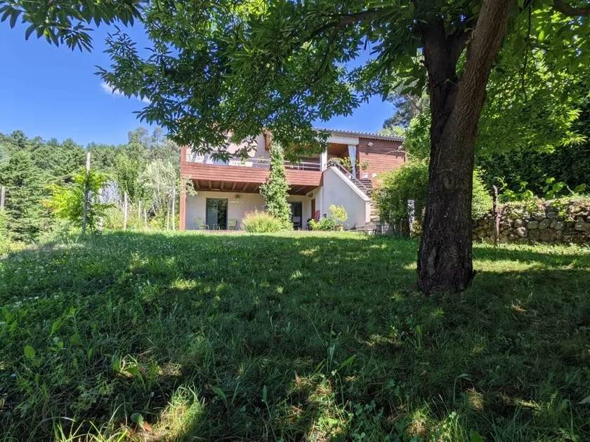 Pleine campagne, rez de jardin sur grand terrain, avec terrasse et vue dominante - Image 1