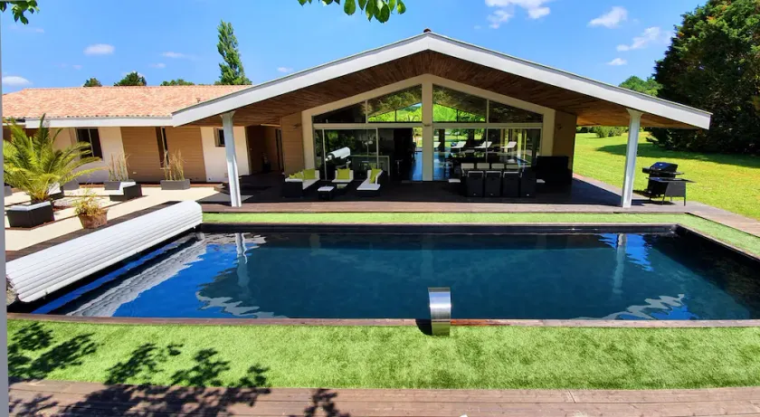 Grande Villa Avec Piscine Dans Propriété Arborée - Image 1