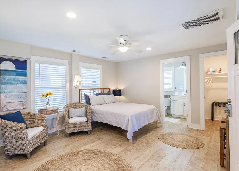 New, great for couples. Pets friendly, fenced backyard, close to beach and bay.  - Image 1