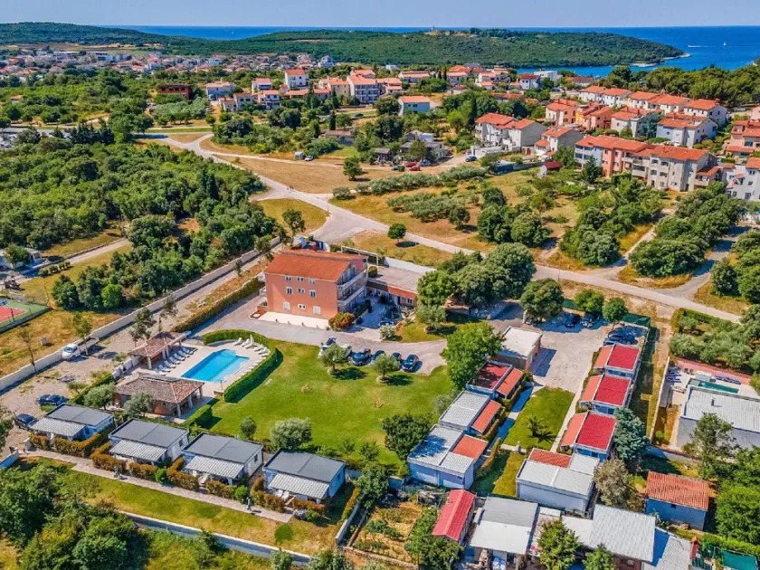 Attractive Apartment in Banjole near Fratarski Otok Island - Image 1