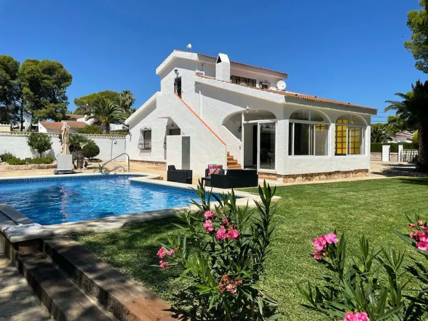 Pretty villa with swimming pool near the sea (200m) - Image 1