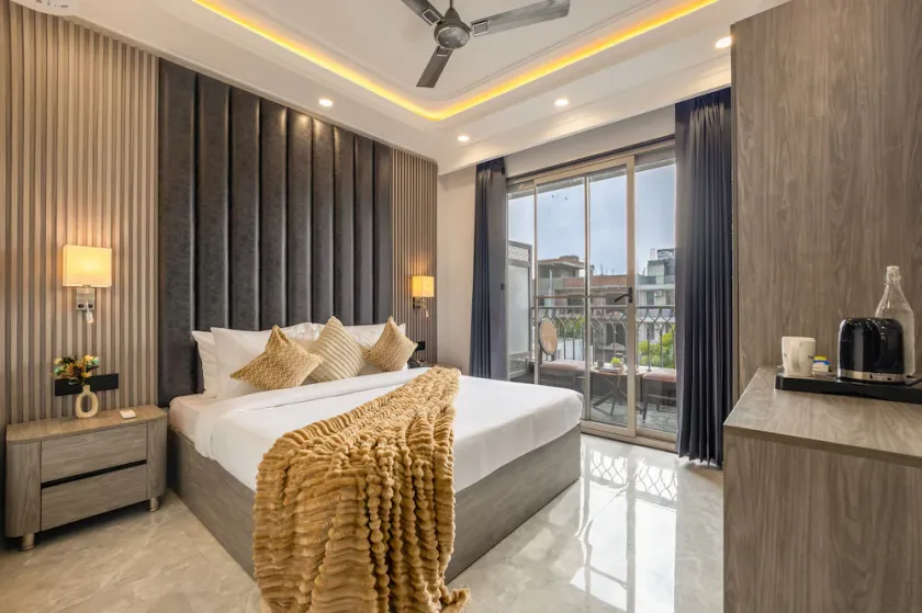 Saltstayz Premier Near Sector 44 Corporate Hub - Image 1
