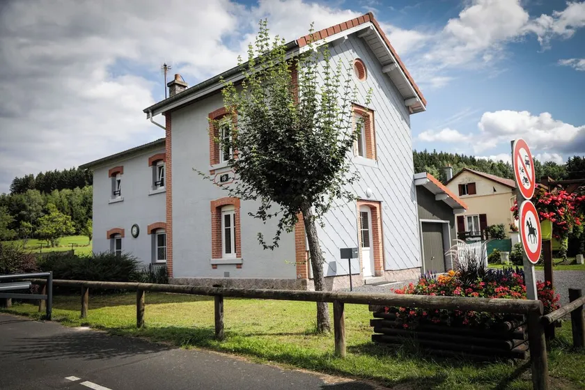 Former small railway station, rated 3*, sleeps 8, on the edge of a greenway - Image 1