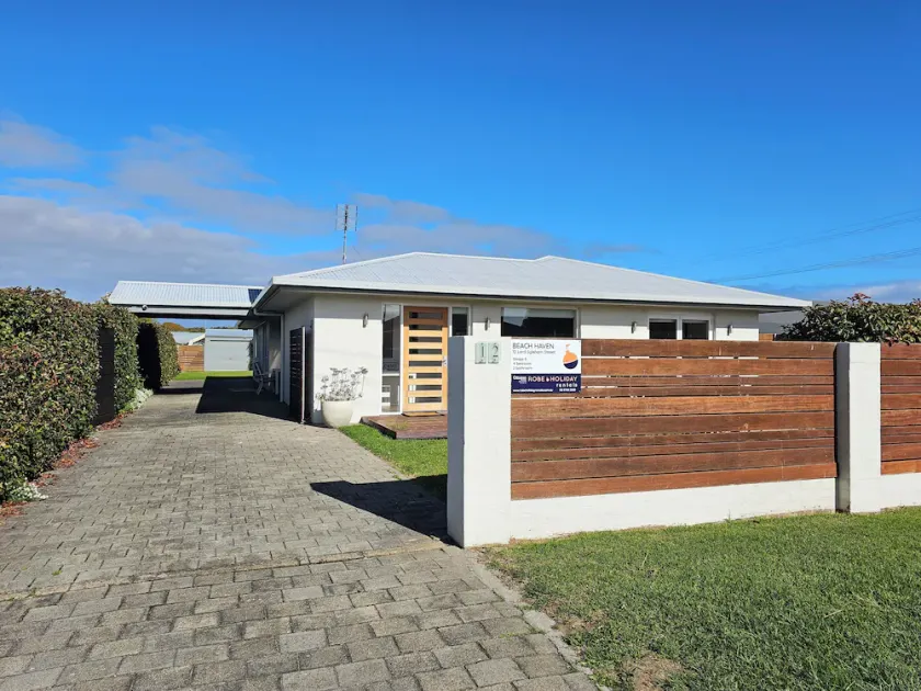 Beach Haven - Modern home located right in town, you wont get better. - Image 1