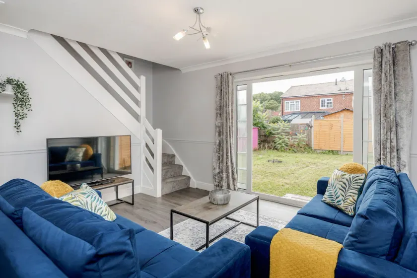 Ascot Pet Friendly 4 Bed House Parking - Image 1