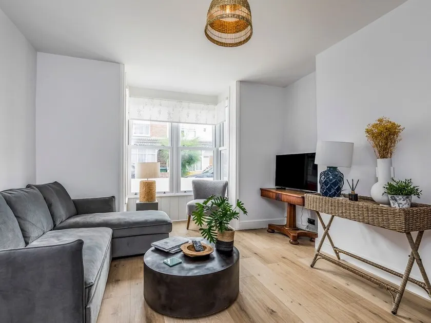 Delightful 2 Bed House a Stones Throw From Beach - Pass the Keys - Image 1