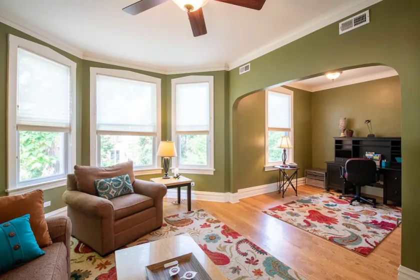 Roscoe Village- Only steps to cute shops & dining! Sleeps 4-6 - Image 1