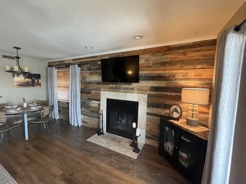 2 bedroom lakefront Lake Hamilton condo with boat slip, minutes to Oaklawn. - Image 1