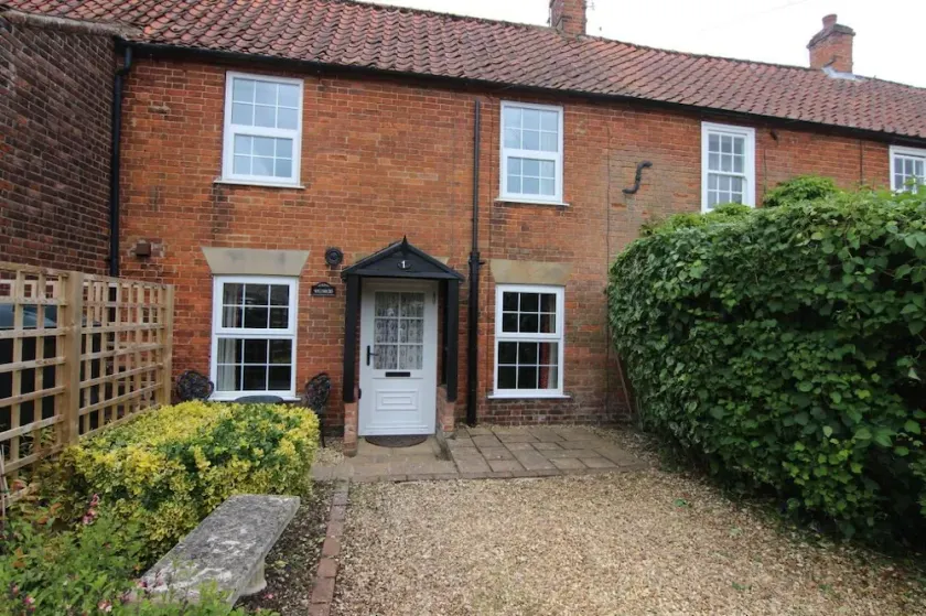 Character 2 Bedroom Cosy Cottage near Burnham Market and Brancaster Beach - Image 1