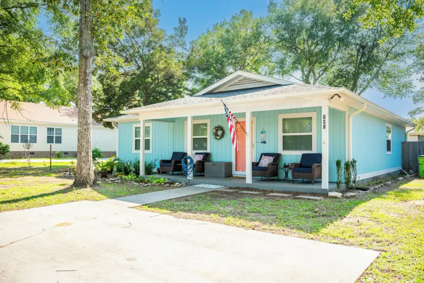 Beach Please by Oak Island Accommodations - Image 1