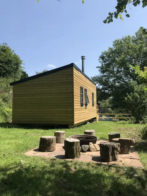 Foxglove Hut - sleeps up to 8 - Image 1