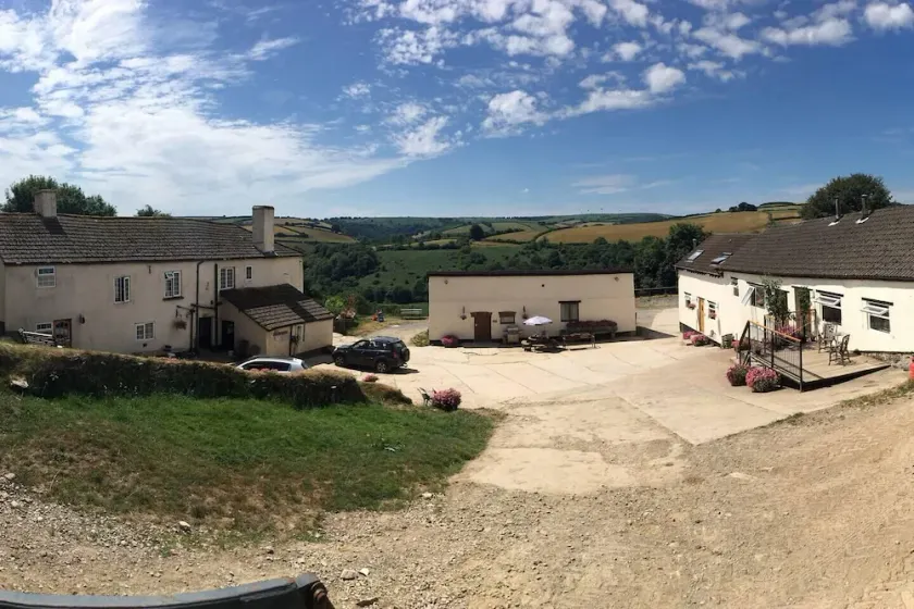 Farmhouse - Sleeps 6 & Pets Allowed - Image 1