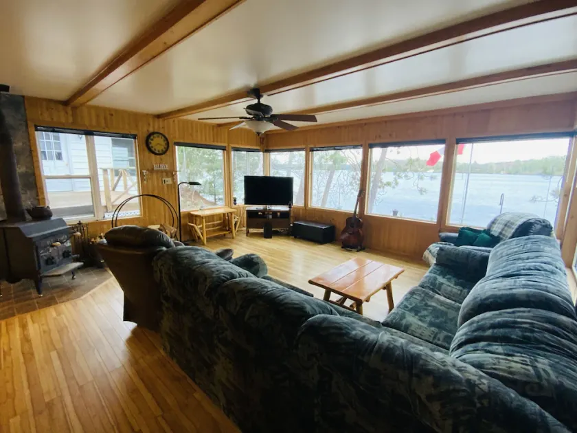Beautiful Cottage for Rent: With sauna steps away from the lake only $3,000/week - Image 1