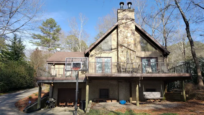 Geräumiges Haus in Lake Hartwell mit gemütlicher Hüttenatmosphäre, 15 Minuten von Clemson WiFi entfernt - Image 1