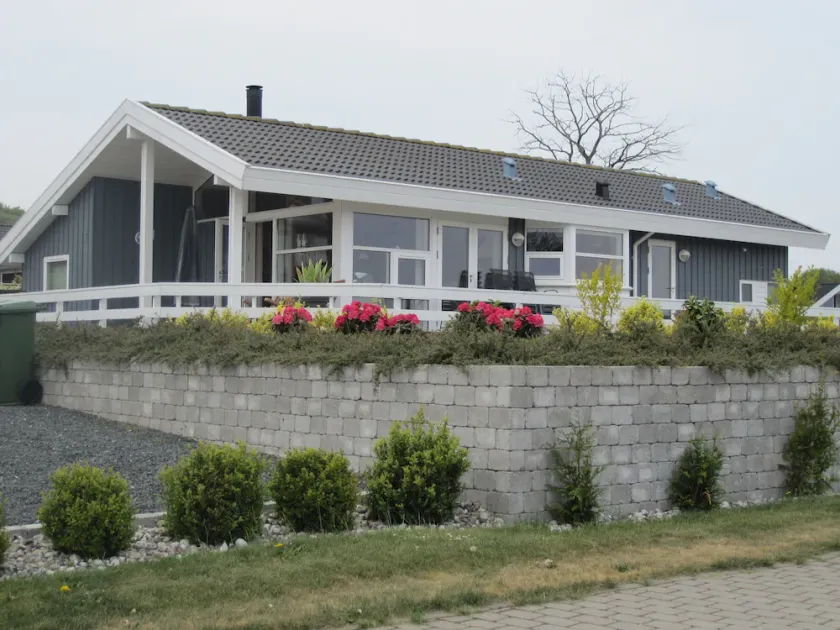Beautiful vacation home with sea views and 5 minutes' walk from the beach - Image 1