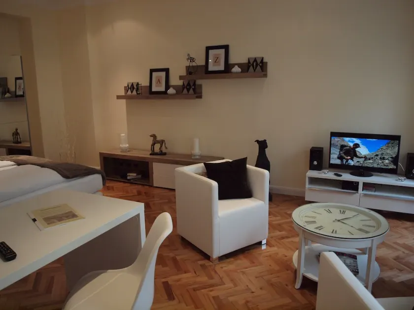 Super * * * Apartment at the main station with garden, washing machine... - Image 1