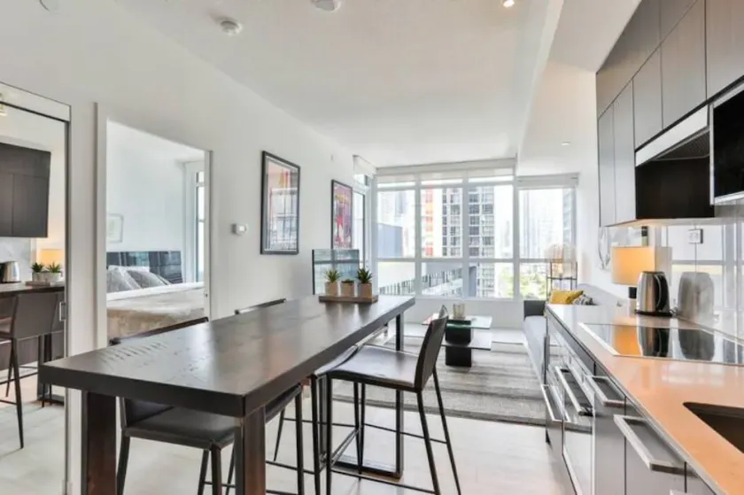 ⭐Modern Luxury King 1BD⭐ by Rogers Centre, CN Tower - Image 1