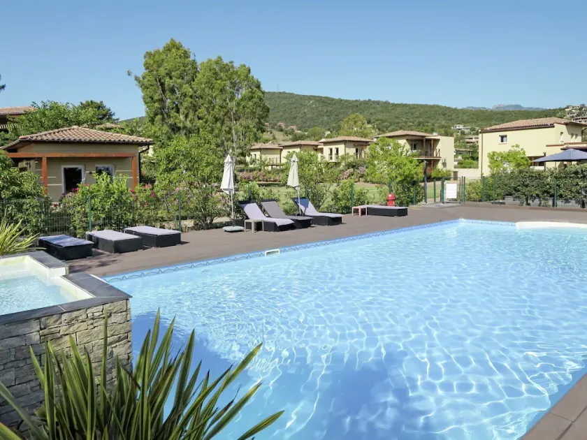 Smuk lejlighed for 4 personer med pool, klimaanlæg, WIFI, TV, terrasse og kæledyr tilladt - Image 1