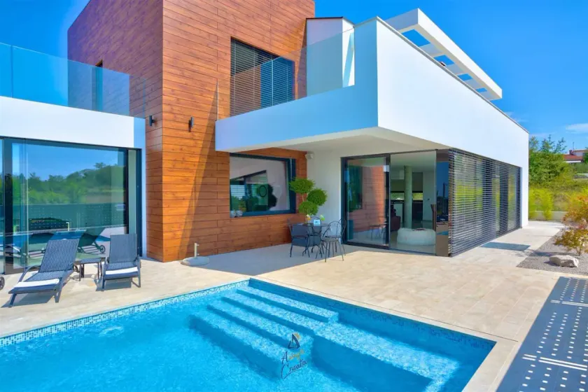 Vibrant modern 5-BR Villa for 10+2, with pool and a sea view - Image 1