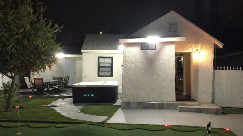 Entire 3 Bedroom Home with Golf Putting & hot spa - Image 1