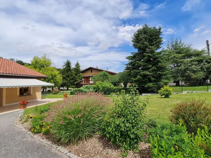 Gîte familial tout confort avec grand terrain fleuri près de Bar-le-Duc - Image 1