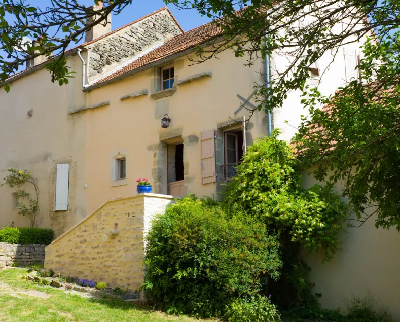 Una casa rural tranquila y confortable en un pueblo medieval en Borgoña - Image 1