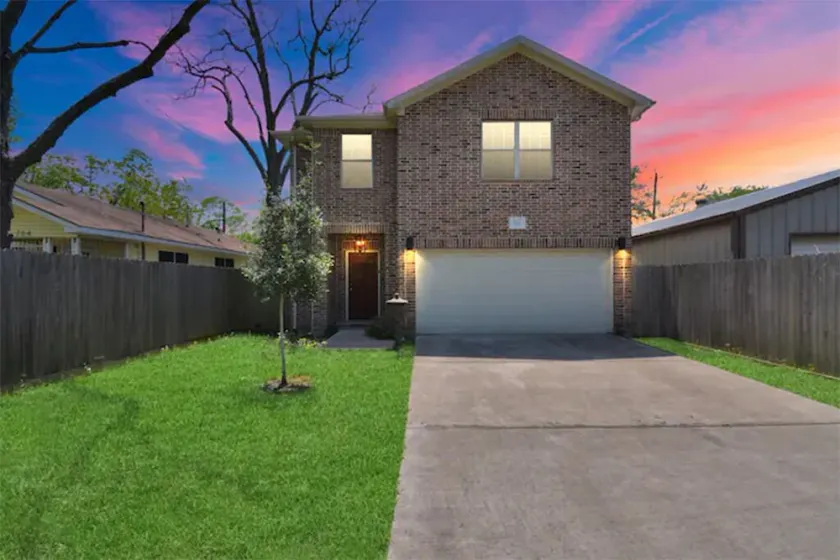 Enjoy a stylish experience at this centrally-located place. - Image 1
