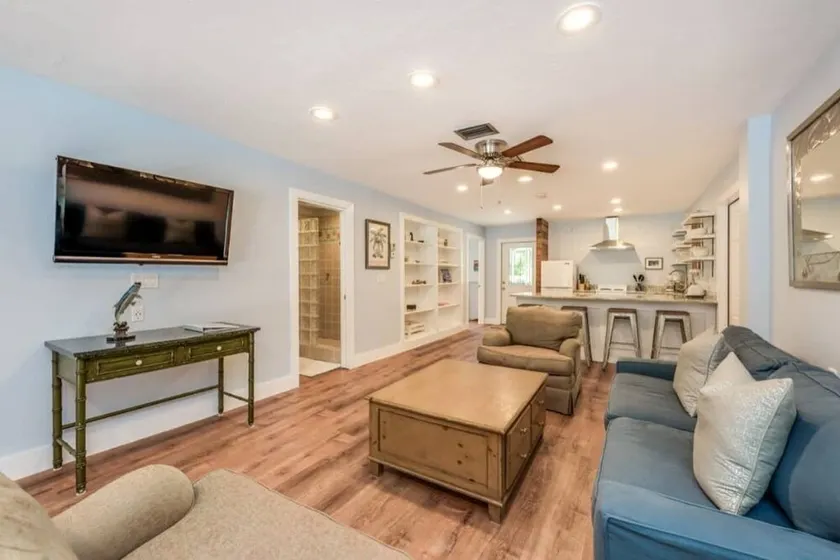 Main-Stay is a larger 2/1 central to all Naples - Image 1