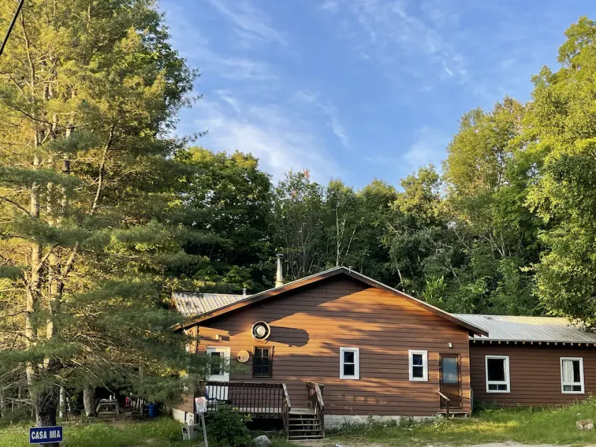 24 Guests Group Getaway House with large lawn - Image 1