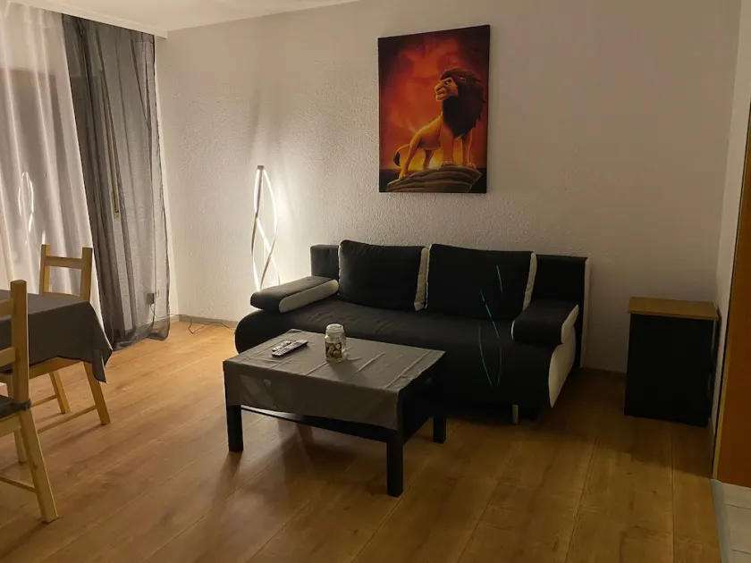 Schöne Wohnung mit Wohnzimmer und Esstisch - Image 1