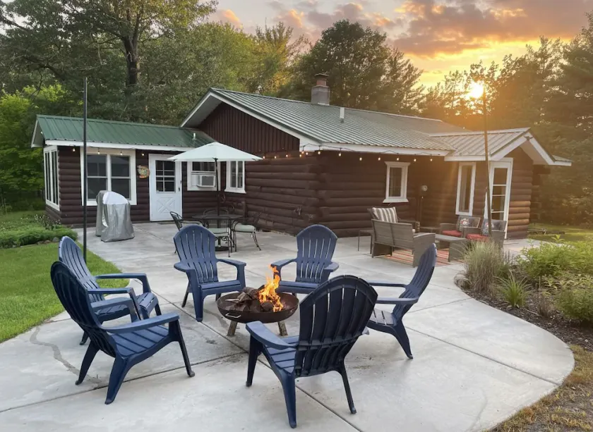 Relax and Reconnect in Private Cabin in the Wisconsin Forest. Pet friendly. - Image 1